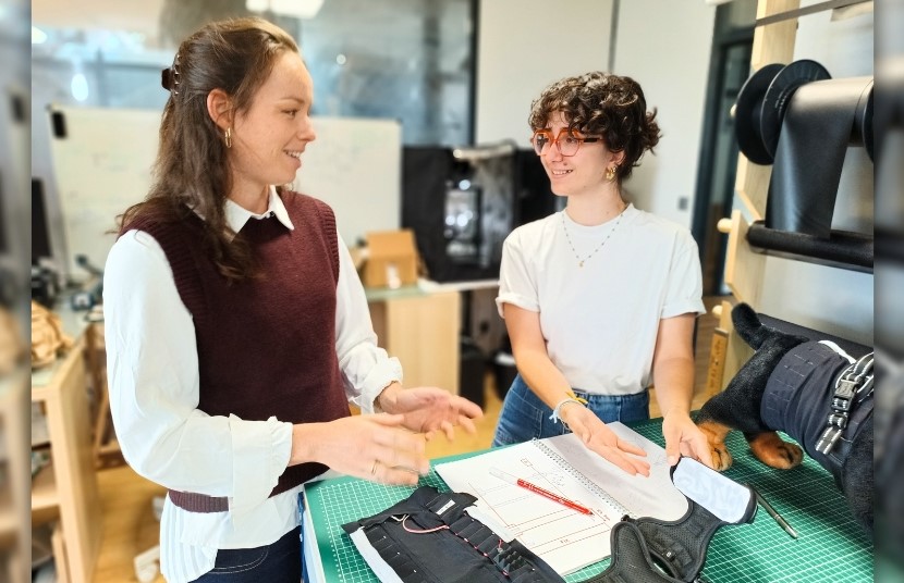 images article chien - agathe_and_clemence_working_on_the_jacket etisense telemetry dog jacket